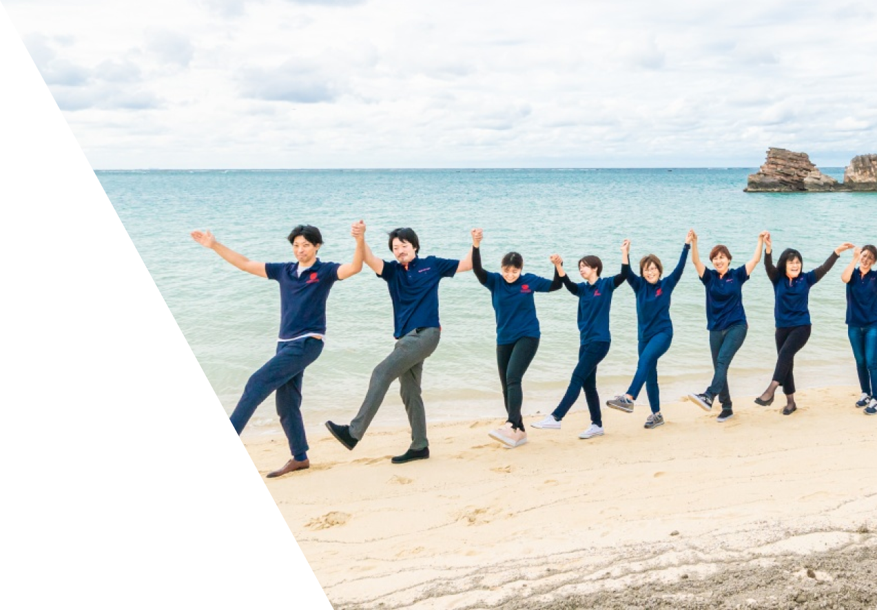 海辺で手を取り合うスタッフ